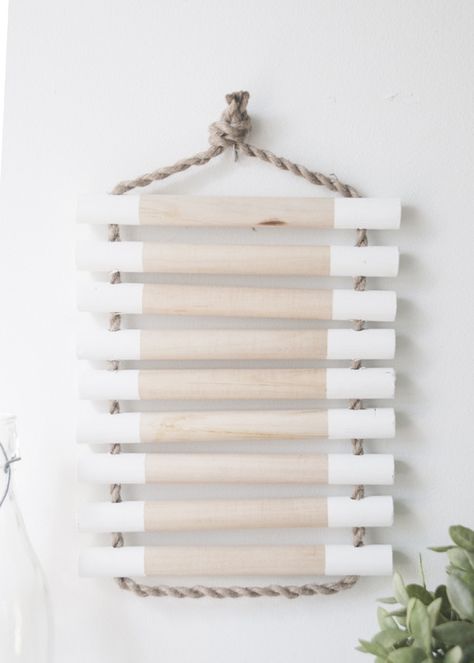 Who knew there were so many ways to use wood dowel rods? Expandable trivets, minimal coat racks, Eames-inspired mobiles, and a whole lot more.    #How-To, #dowel rod Trivets Diy, Homemade Generator, Diy Generator, Diy Rope Basket, Diy Home Accessories, Diy Porch, Work Diy, Wooden Utensils, Diy Vase