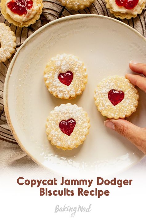 Jammy Dodger Recipe, Jammy Dodgers Recipe, Cookies That Keep Well, Biscuits And Cookies Simple Recipes, Uk Desserts, Jammy Biscuits, Buscuit Recipe, British Biscuit Recipes, Biscuit Recipes Uk