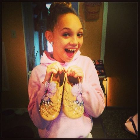 Maddie Ziegler of Dance Moms holding her new Custom Capezio Jazz Shoes! #dance #dancemoms #Capezio Dance Moms Season 5, Dance Moms Season 4, Sia Music Video, Dance Moms Maddie, Maddie Z, Dance Moms Cast, Dance Moms Pictures, Famous Dancers, Dance Mums