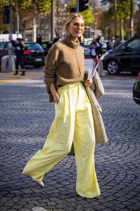 21 Ways to Make Wide-Leg Pants Your Go-To Outfit Fashion Trend Inspiration, Chique Outfit, Parisienne Chic, Color Trends Fashion, Yellow Pants, Cropped Pullover, Yellow Outfit, Fashion Trends Winter, Trending Fashion Outfits