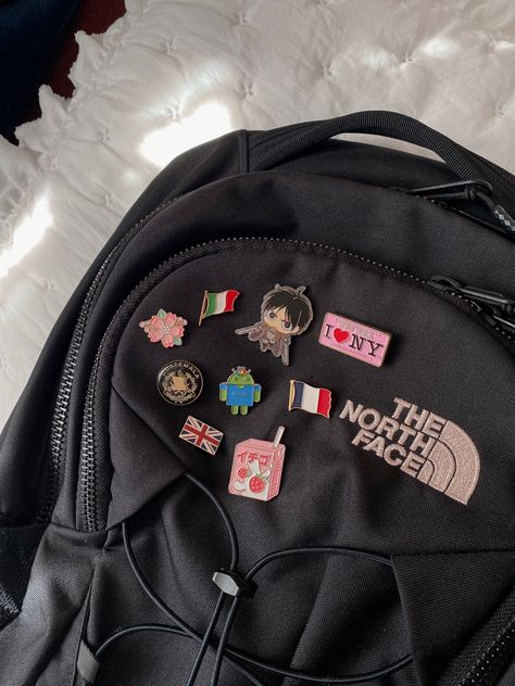 Black North Face Backpack Jester, Cute School Backpacks Aesthetic, Northface Jester Backpack Aesthetic, Jester Backpack Aesthetic, Bookbag Pins Aesthetic, Y2k Backpack Aesthetic, Book Bags Aesthetic, Black North Face Backpack Aesthetic, North Face Jester Backpack Aesthetic