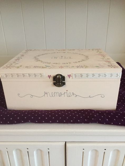 Hand Painted Keepsake Boxes, Cute Keepsake Box Ideas, Memory Box Painting Ideas Aesthetic, Shoe Box Memory Box Ideas, Painted Memory Box Ideas, Wooden Keepsake Boxes Diy, Memory Boxes Diy, Painted Memory Boxes, Wooden Memory Box Ideas Diy