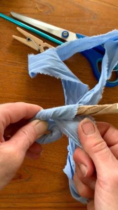 How to begin a coiled basket with paper bag cord. To join a new strip of paper: cut the new and the old ends into tapered tips and wrap the new end around the old. Coiled Baskets Tutorial, Rag Basket, Nature Weaving, Rope Basket Tutorial, Paper Basket Weaving, Coil Basket, Rope Rug, Diy Rope Basket, Braided Rug Diy