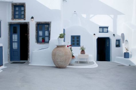 Olyra Traditional Cave Houses 2 - Cycladic houses (Greece) for Rent in Pyrgos Kallistis, Egeo, Greece Greek Homes, Cave Houses, Greek House, Cave House, Traditional Houses, Island House, House 2, Cottage Homes, 2 Beds