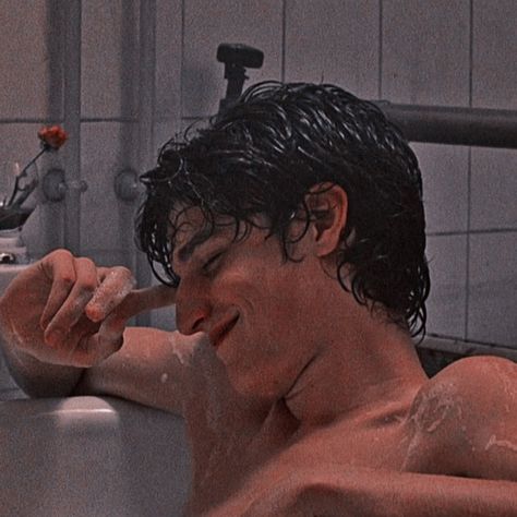 The Dreamers Theo And Matthew, Theo The Dreamers, The Dreamers Bath Scene, Louis Garrel The Dreamers, Louis Garrel Aesthetic, The Dreamers Aesthetic, Theo Aesthetic, Louis Garrel, Crystal Castles