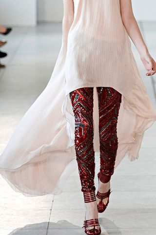 Embellished Leggings, Antonio Berardi, Salwar Kamiz, Mode Boho, Creation Couture, Red Sequin, Fashion Website, Fashion Details, Fashion Week Spring