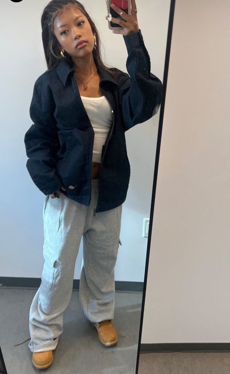 Sweatpants Fits Aesthetic, Sweatpants Outfit Winter Street Styles, Baggy Sweatpants Outfit Winter, Brown Cargo Sweatpants Outfit, Baddie Baggy Outfits, Sweats And Cardigan Outfit, Baggy Hoodie Outfit Women, How To Style A Grey Hoodie, Cold Winter Outfits Baddie