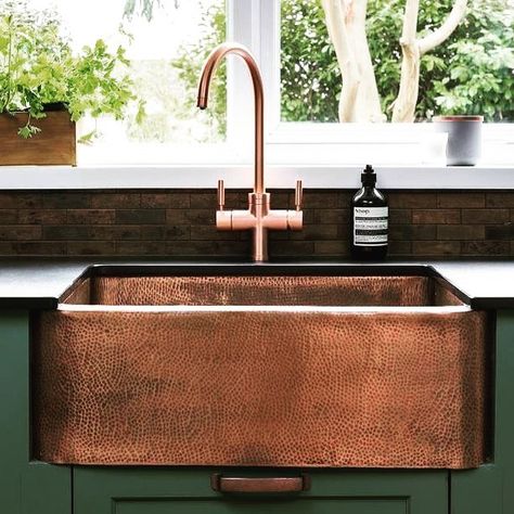 📷@kbbmagazine Staying on the copper theme today.. how cool is this copper sink?! 🤤 Copper Kitchen Sink Farmhouse, Colored Sinks, Copper Kitchen Sink, How To Polish Copper, Farmhouse Apron, Farmhouse Aprons, Single Bowl Sink, Farmhouse Apron Sink, Farmhouse Sink Kitchen