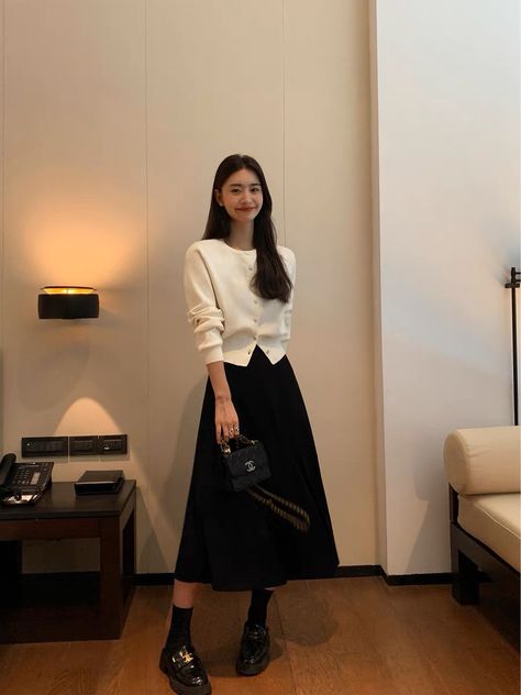 Rok Outfit, High Waist Long Skirt, Long Skirt Outfits, Casual Day Outfits, Black High Waist, Midi Skirts, Modest Fashion Outfits, 가을 패션, Autumn Outfit