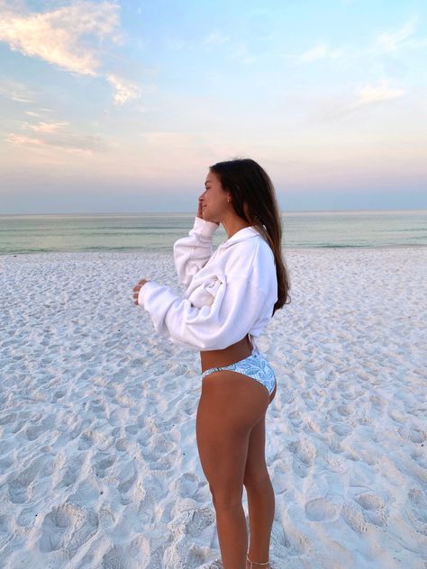 Summer Bikinis Back View, Spring Beach Pictures, Beach Vacation Fits, Cute Beach Instagram Pictures, Beach Pictures Midsize, Single Beach Poses, Florida Spring Break Outfits, Beach Instagram Photos, Cute Insta Poses By Yourself