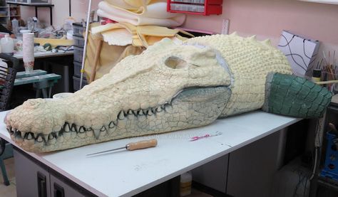 Peter Pan Crocodile, Realistic Costumes, Alligators Art, Sculpture Art Projects, Nile Crocodile, Junk Yard, Kids Theater, Cardboard Sculpture, Paper Mache Art