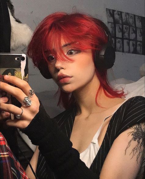 Punk Japanese, 2000s Y2k Aesthetic, Y2k Aesthetic Grunge, Japanese 2000s, Short Grunge Hair, Red Hair Inspo, Dyed Red Hair, Dark Red Hair, Pretty Hair Color