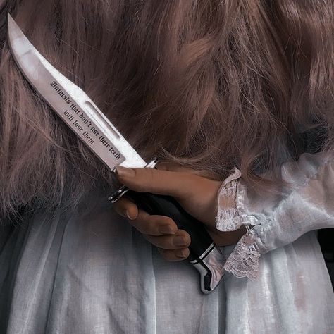 #princess #girl #knife #dark #aesthetic Kingdom Of Ash Aelin, Jude Duarte Aesthetic, Dark Princess Aesthetic, Nesryn Faliq, Nehemia Ytger, Fenrys Moonbeam, Princess Core Aesthetic, Girl Assassin, The Assassin's Blade