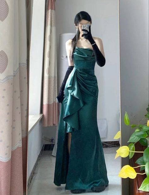 Emerald Green Dress Elegant, Emerald Dress Formal, Fancy Event Outfit, Summer Formal Outfit, Classy Prom Dresses Elegant, Green Dress Velvet, Prom Dress Classy, Prom Dress Dark Green, Dark Green Dresses