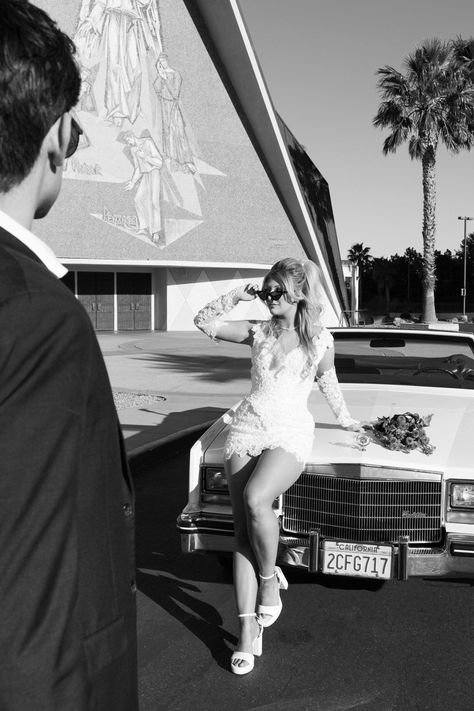 Black and white photo of a bride and groom posing with a vintage car. Find more vintage elopement ideas, vintage Las Vegas elopement inspiration, and vintage elopement aesthetic! Book Kyra for your Las Vegas elopement photos or Las Vegas wedding photography at riskyexposurephotography.com! Unique Wedding Poses, Vintage Elopement, Elopement Outfit, Las Vegas Bride, Las Vegas Wedding Photos, Elvis Wedding, Vegas Bride, Vegas Wedding Photos, Elopement Photoshoot