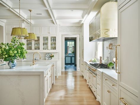 Tori Rubinson's Colonial Parkway - The Glam Pad Tori Rubinson, Cottage Houses, Breakfast Rooms, Kitchen Goals, Cottages And Bungalows, New House Kitchen, Interior Design Photos, White Kitchens, Coastal Kitchen