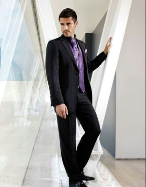 Traje y camisa negra + chaleco corbata morada Semi Formal, Wedding Ideas, Jesus, Pants, Trousers