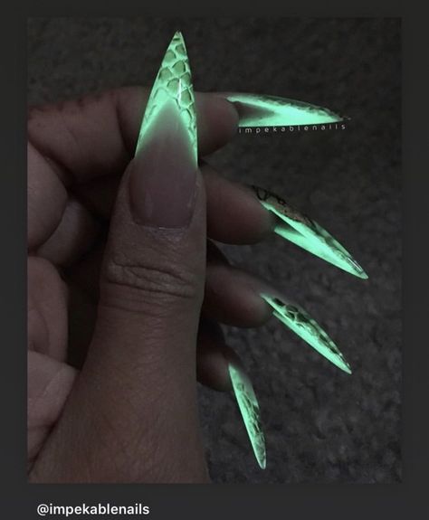 Black light (glow in the dark) nails Pink Snake Nails, Rave Nails Acrylic, 30th Nails, Glowing Nails, Medusa Nails, Glow In The Dark Nails, Alien Nails, Dark Nail Art, Rave Nails