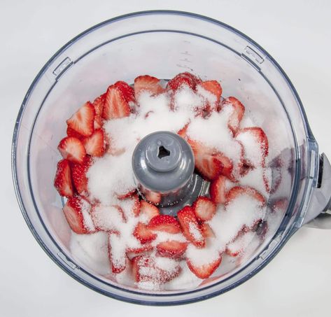 Strawberry Mousse Recipe, Sweet Pot, Kitchen Blenders, Strawberry Mousse, Strawberry Puree, Mousse Recipes, Classic Desserts, Fresh Strawberries, Strawberries And Cream