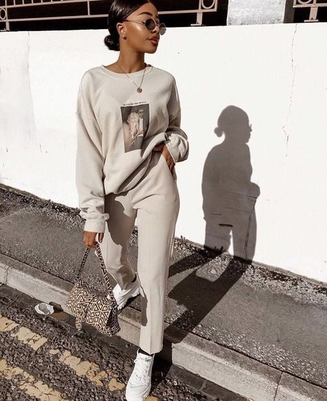 nude sweat suit / winter outfit ideas Legging Outfits, Outfits Black, Chill Outfits, Looks Street Style, Athleisure Fashion, Athleisure Outfits, Mode Inspo, Active Wear Outfits, Athletic Fashion