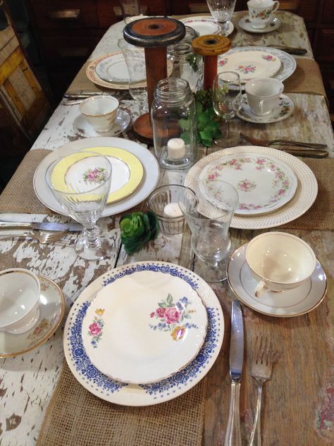 Love the vintage mixed china tablescape (by grassroots rentals). Even the mason jars look great! Family Dinner Table Setting, Dressage Table, Mismatched Table Setting, Vintage Table Setting, Mismatched Plates, Mismatched China, Hosting Dinner, Dinner Table Setting, Table Sets