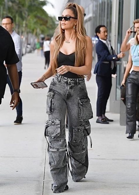 Cargo Pants Outfit Kylie Jenner, Khloe Kardashian Cargo Pants, Kim Kardashian Cargo Pants, Wearable Street Style, Outfits With Distressed Jeans, Khloe Kardashian Style 2023, Oversized Cargo Jeans Outfit, Girly Cargo Pants Outfit, Cargo Pants Outfit Party