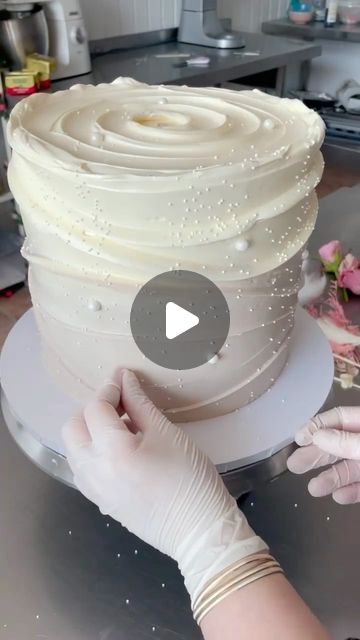 32K likes, 131 comments - cakenest.in on May 8, 2021: "Video Credits @dripbakery Got requests to show how to make this swirl pattern effect (which I absolutely love btw if you couldn’t tell 😂😂) ❤️ hope this does help you guys I basically use the corner edge of the scraper ! Scraper from @lissieloulondon and dried florals from @mikayahome ❤️ cookies and cream x red velvet flavours 😝😝 ............ . . DM for Queries and Orders ❤️ Delivering PAN India 🇮🇳 . . . . Follow @cakenest.in 🌟 Follo Butter Cream Decorating Ideas, Vanilla Cake Decoration Ideas, Simple Wedding Shower Cake, 8 Inch Cake Designs, Vanilla Cake Design Ideas, Vanilla Cake Decoration, Fresh Cream Birthday Cake, 2 Tier Cake Designs, Easy Cake Designs For Beginners