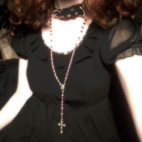 Rosary Aesthetic Dark, Gothic Rosary Aesthetic, Rosary Coquette, Beaded Goth Necklace, Goth Rosary Necklace, Drain Gang, Goth Gf, Y2k Jewelry, Ideal Wardrobe