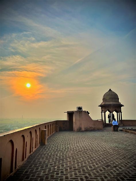 🌹🌸🙏🏼Barsana is synonymous with Radha ji. Barsana was after all, the home of Radha ji where she was born and raised. The narrow lanes of Barsana, also known as kunj galiyan are full of character and color. Barsana has had a history of more than 5,000 years. The Hindu history is one of the oldest in the world. 🌹🙏🏼🌹 Barsana Aesthetic, Barsana Temple, Jharokha Painting, Vrindavan Photography, Vrindavan Photography Pictures, Spiritual Love, Travel Pictures Poses, Krishna Photo, Pictures Poses