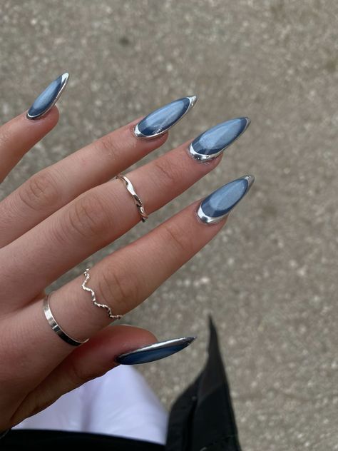 Space Themed Nails Aesthetic, Midnight Chrome Nails, Dark Color Nail Art, Simple But Effective Nails, Cool Chrome Nail Designs, Blue Pink Aura Nails, Dual Chrome Nails, Chrome Water Drop Nails, Blue Silver Chrome Nails