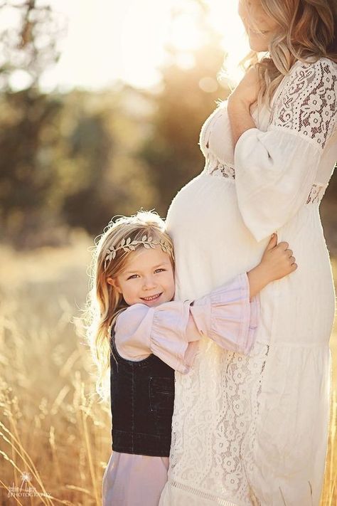 Mother Daughter Maternity, Family Maternity Pictures, Maternity Photography Family, Fall Maternity Photos, Maternity Photography Poses Outdoors, Maternity Photography Outdoors, Family Maternity Photos, Maternity Photography Couples, Beautiful Pregnancy