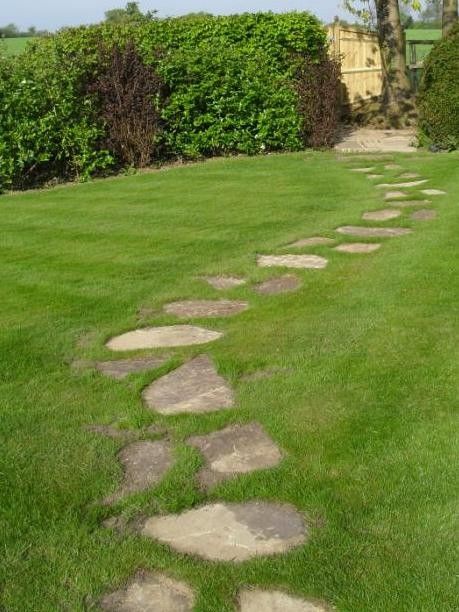 Grass Walkway Ideas, Flagstone Pathway In Grass Paths, Path Through Lawn, Stone Stepping Stones, Grass Walkway, Stepping Stones Garden, Grass Path, Garden Path Ideas, Flagstone Pathway