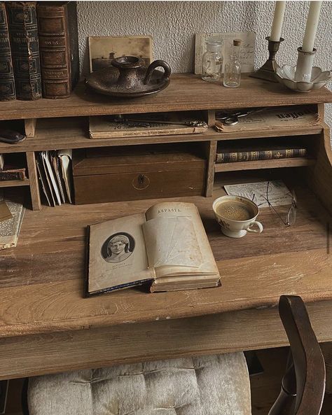 Dark Academia Room Ideas, Writers Desk, Antique Booth Displays, Snug Room, Room Organisation, Mini Office, Dark Hardwood, Work Room, Vintage Room