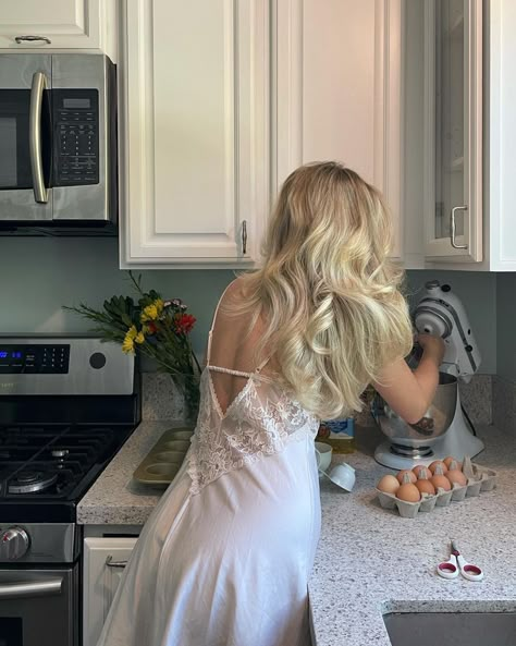 Baking Therapy, Bound By Honor, Blonde Aesthetic, Girl Cooking, Aesthetic Kitchen, Pose Fotografi, Old Money Style, Book Aesthetics, Vision Boards