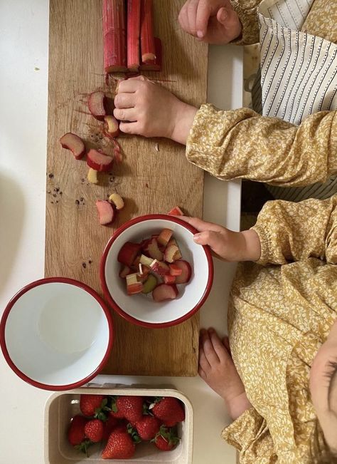 Family Cooking Aesthetic, Cooking With Kids Aesthetic, Parenting Aesthetic, Slow Motherhood, June Vibes, Family Dinner Table, Grandma Cooking, Cooking Photography, Moms Cooking