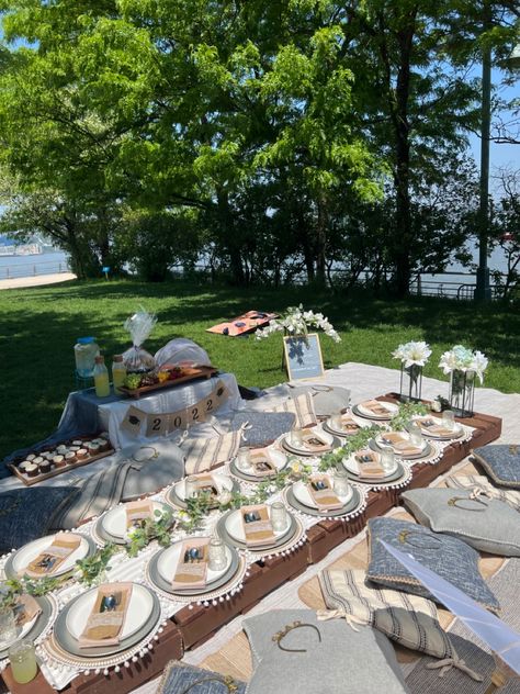 Graduation Asthetic Party, Grad Picnic Ideas, Graduation Picnic Party Ideas, Cottage Core Graduation Party, Park Graduation Party, Coquette Graduation Party, Grad Party Ideas Aesthetic, Graduation Party Picnic, Brunch Graduation Party