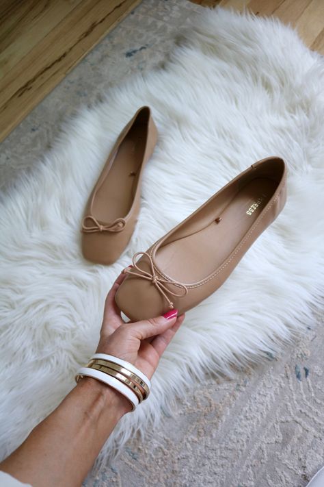 One of the most on-trend shoes this fall: square toe ballet flats (Commissionable link) Tan Ballet Flats Outfit, Beige Ballet Flats Outfit, Beige Flats Outfit, Beige Ballet Flats, Brown Ballet Flats, Ballet Flats Outfit, Color Block Shoes, Trend Shoes, Winter Flats