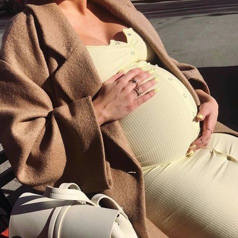 Fotos aesthetic que tienes que tomarte si estás embarazada Small Baby Bump, Bump Pictures, Cute Maternity Outfits, Stylish Maternity Outfits, Pregnancy Looks, Foto Baby, Stylish Maternity, Pregnant Woman, Pregnancy Outfits