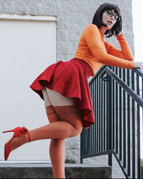 Velma Daphne, Velma Cosplay, Velma Scooby Doo, Daphne And Velma, Velma Dinkley, Jessica Nigri, Dress With Stockings, Cute Cosplay, Cosplay Outfits