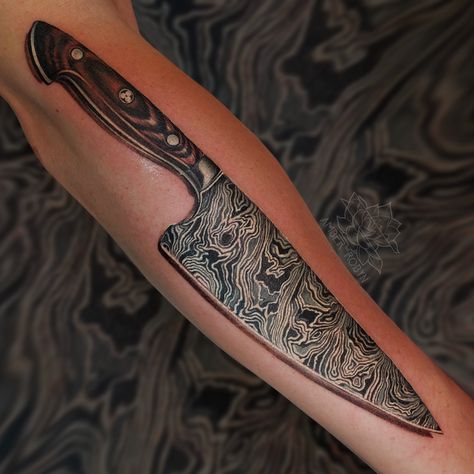 Damascus Knife Tattoo, Kitchen Knife Tattoo, Damascus Tattoo, Jesse Tattoo, Tiefling Bard, Knife Tattoo, Damascus Chef Knives, Dagger Tattoo, Damascus Blade