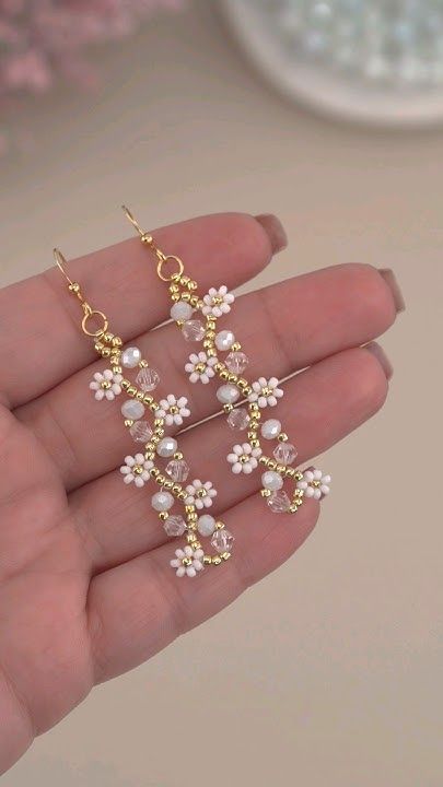 Beaded Jewelry Patterns Flower, Flower Bracelets Diy, Wedding Beaded Jewelry, Earrings With Beads Diy, Seed Bead Flower Bracelet Patterns, How To Seed Bead Bracelet, Small Bead Earrings Diy, Easy Flower Bead Bracelet Tutorial, Accessories Diy Handmade