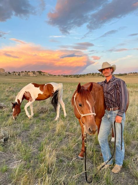 Ranch Lifestyle Aesthetic, Ranch In Wyoming, Summer Aesthetic Western, Montana Horse Ranch, Working With Horses, Wyoming Ranch Aesthetic, Horse Life Aesthetic, Horse Asethic Pictures, Classic Country Aesthetic