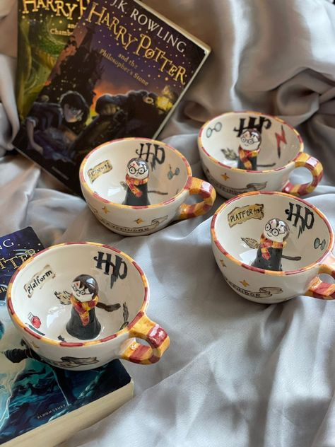 Insta:loveinceramics Harry Potter Ceramics Ideas, Harry Potter Ceramics, Taza Harry Potter, Harry Potter Pottery, Harry Potter Mug, Clay Candle Holders, Cute Harry Potter, Rowling Harry Potter, Diy Pottery Painting