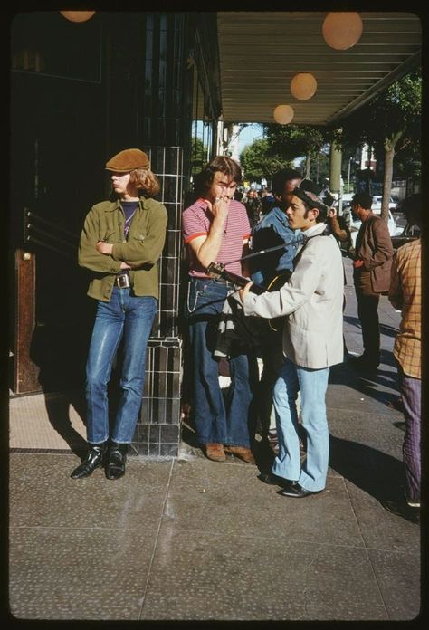 Flower Children of San Francisco: 18 Photos of Haight Street Hippies, San Francisco in 1967 70s Fashion Men, Mundo Hippie, Haight Street, Outfit Essentials, 70s Aesthetic, Colour Photograph, Flower Child, Summer Of Love, 70s Fashion