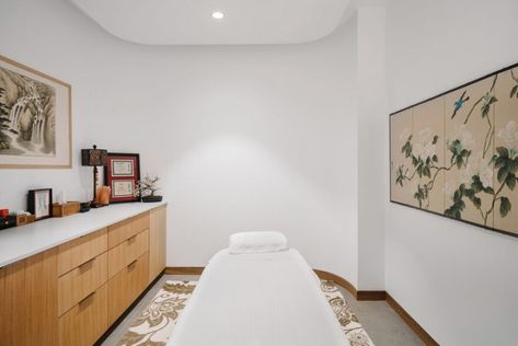 Alive + Well Wellness Center / Matt Fajkus Architecture Spa Room Ideas Estheticians, Massage Room Decor, Salon Interior Design Ideas, Home Spa Room, Beauty Salon Interior Design, Nail Salon Interior Design, Esthetician Room Decor, Esthetics Room, Spa Room Decor