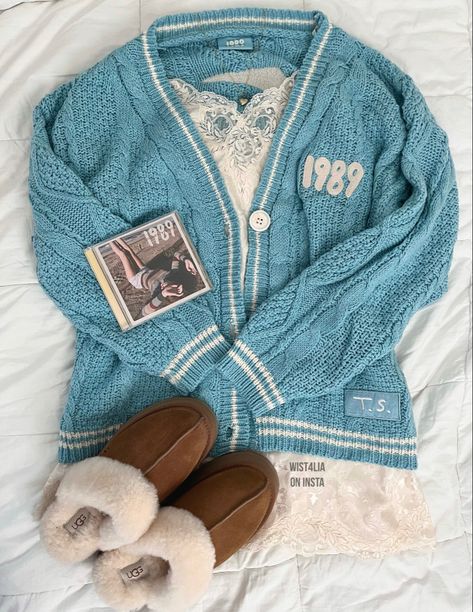 Taylor Swift 1989 Tv, 1989 Cardigan, Cardigan Styling, Outfit Inso, Outfit Cardigan, Taylor Swift Funny, Taylor Swift Outfits, Taylor Swift 1989, Taylor Swift Concert