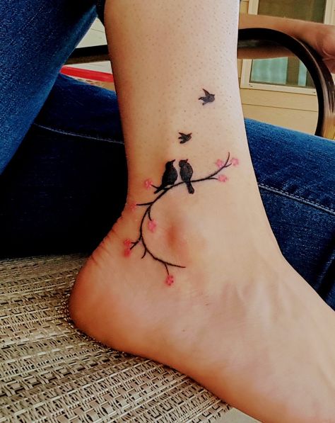 Two Love Birds Tattoo, Tattoo Design For Legs Women, Love Bird Tattoos For Women, Empty Nest Tattoo Ideas, Tettu Design Tattoo, Family Of 5 Tattoo, Love Birds Tattoo, Love Bird Tattoo, Bird Ankle Tattoo