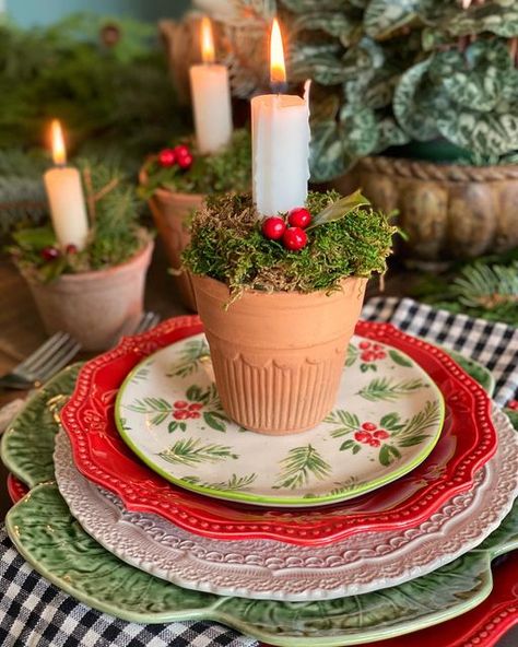 Suzanne Zingg | Product Stylist on Instagram: "Here’s another idea using candles in table decor. This time in flower pots. (swipe to see more ideas)⁣ ⁣ 👉Fill your flower pot with a block of Oasis type floral foam. The foam is super soft and the rim of the pot will cut the foam as you press it in. Poke a candle into the foam and top with moss and greenery, pine cones or flowers. I save my burnt candle nubbins for this project. The shorter length is perfect for the smaller pots. ⁣ ⁣ Now how easy is that? This is a great project using thrifted one of a kind items. So cute in mugs, terra cotta pots, sugar bowls, tea cups; the possibilities are endless. ⁣ ⁣ I’ll share a few more ideas using candles in tablescapes tomorrow. ⁣ ⁣ Let your light shine, even if it’s only a nubbin🕯️⁣ ⁣ ⁣ French | c Diy Napkin Holder, Diy Thanksgiving Centerpieces, Sweet Candle, Christmas Dinnerware Sets, Holiday Napkins, Candle Pot, Terra Cotta Pots, Sweet Candles, Red Plates