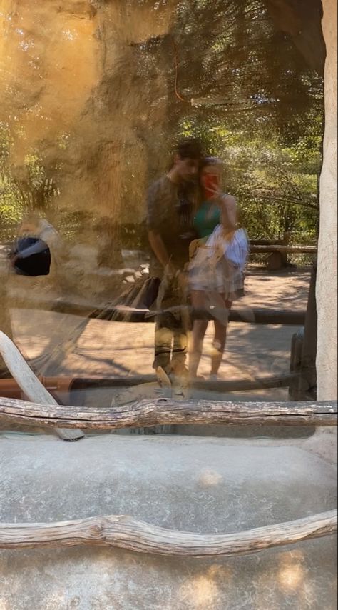 Zoo Date Couple Aesthetic, Petting Zoo Date Aesthetic, Couple Zoo Pictures, Zoo Couple Pictures, Zoo Date Couple, Zoo Date Aesthetic, Zoo Pictures Ideas, Zoo Photo Ideas, Boyfriend Girlfriend Poses