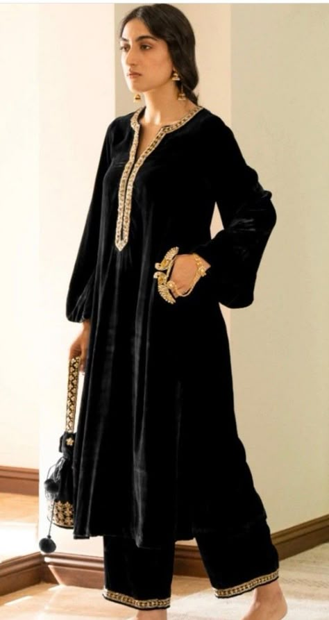 Velvet Suit Stitching Design, Velvet Anarkali Suits Weddings, Velvet Pheran Designs, Velvet Pakistani Outfit, Valvet Suite Design Simple, Plain Velvet Suit Design With Lace, Velvet Kurta Designs, Velvet Kurtis Design, Plain Velvet Suit Design